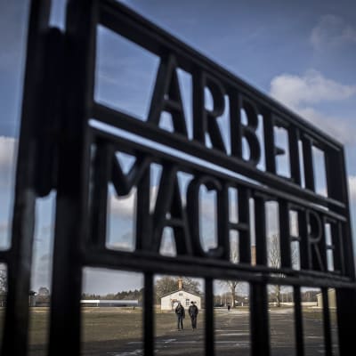 Sachsenhausenin keskitysleirin portti, jossa lukee Arbeit macht frei.