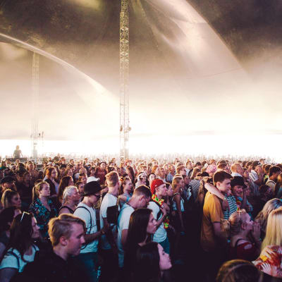 Ilosaarirockin festivaaliyleisöä.