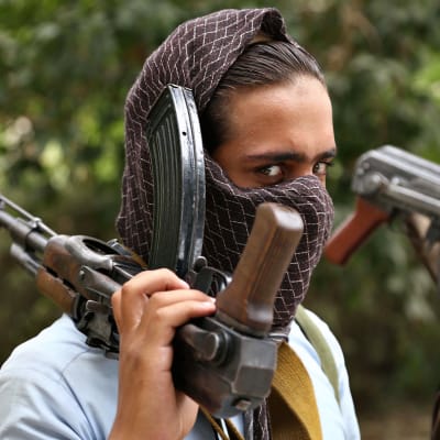 Entinen talibansotilas luovuttaa aseensa 3. syyskuuta Jalalabadissa osana rauhanprosessia.