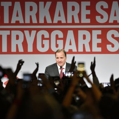 Stefan Löfven puhuu Sosiaalidemokraattien vaalivalvojaisissa Tukholmassa