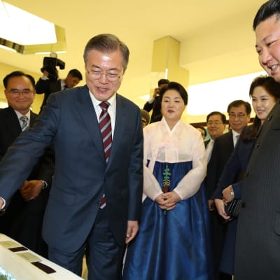 Moon Jae-in ja Kim Jong-un yhteiskuvassa