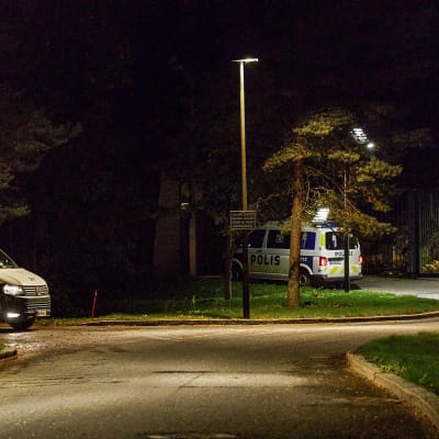 Poliisiautoja Mäntyniemen portilla