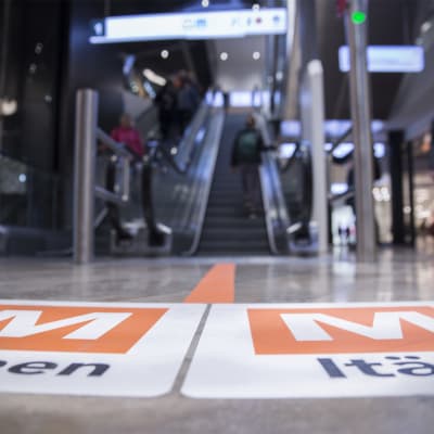Metro-opasteet Kauppakeskus Redissä.
