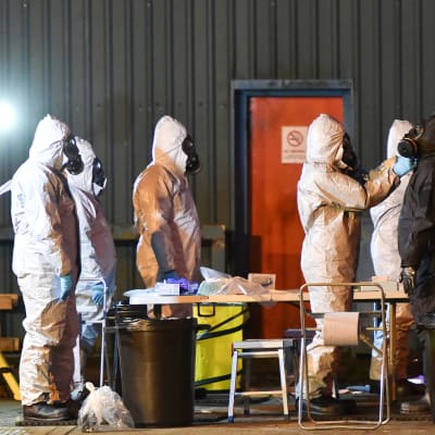 Rikospaikkatutkijoita Skripalien myrkytyspaikalla Salisburyssa 8. maaliskuuta.