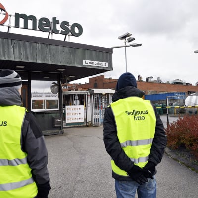 Lakkovahteja Metso Mineralsin tehtaalla Tampereella 3. lokakuuta.