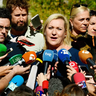 Inés Madrigal puhumassa medialle oikeustalon edustalla Madridissa 8. lokakuuta.