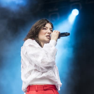 Lorde esiintymässä St. Gallenin festivaaleilla Sveitsissä.