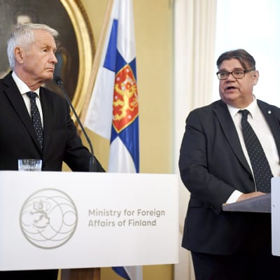 Euroopan neuvoston pääsihteeri Thorbjörn Jagland ja Timo Soini lehdistötilaisuudessa 8. marraskuuta.