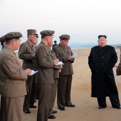 Pohjois-Korean johtaja Kim Jong-un vieraili perjantaina aseiden testausalueella. Kimin ympärillä on maan sotilashenkilöstöä.
