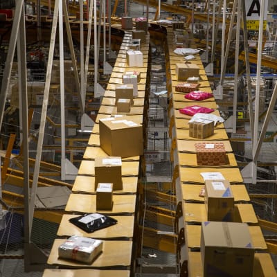 Postipaketteja Helsingin postin lajittelukeskuksessa