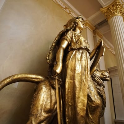 kultainen patsas