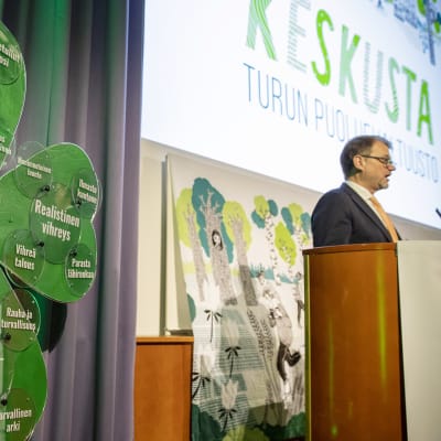 Juha Sipilä puhuu keskustan puoluevaltuuston kokouksessa.