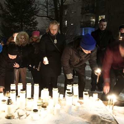Kynttilöitä sytytettiin jouluaattoiltana Arabianrannassa henkirikoksen uhrina kuolleelle alakouluikäiselle pojalle.