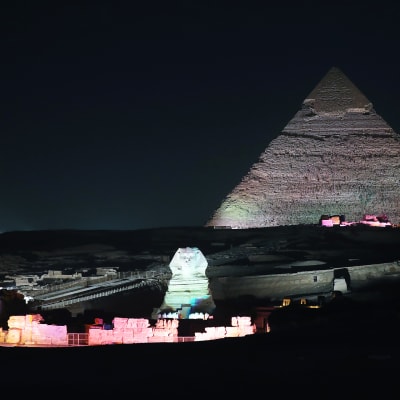 Gizan pyramidit iltavalaistuksessa.