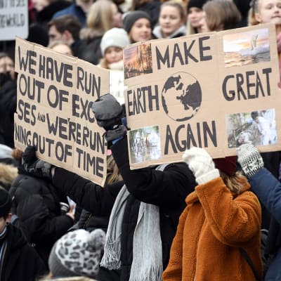 Koululaiset osoittivat mieltään ilmastonmuutosta vastaan eduskuntatalon edustalla Helsingissä 11. tammikuuta