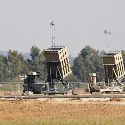 Iron Dome -ohjusjärjestelmiä.
