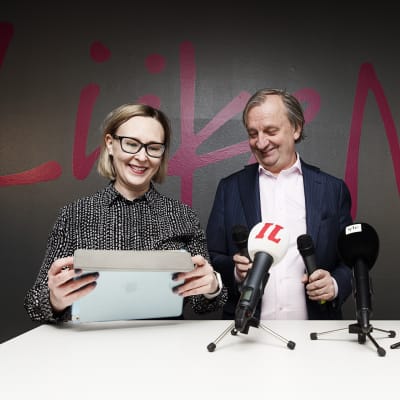 Maria Lohela ja Hjallis Harkimo tiedtusilaisuudessa.