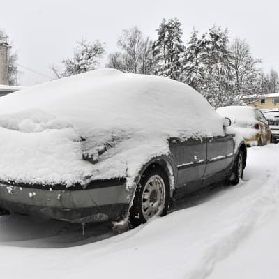 Autoit ovat peittyneet lumen alle.