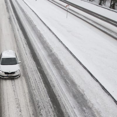 Liikennettä talvisella tiellä.