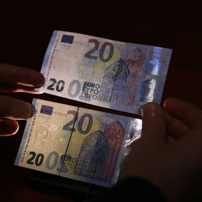 20 euron setelit joissa toisessa näkyy vesileima.