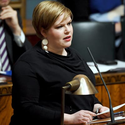  Perhe- ja peruspalveluministeri Annika Saarikko eduskunnan täysistunnossa Helsingissä 6. helmikuuta 2019.