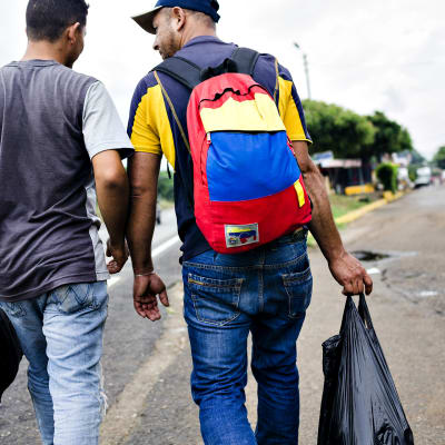 Maanteiden varsilla kävelevistä venezuelalaisista on tullut jo tuttu näky Kolumbian suurkaupunkeihin vievillä teillä.
