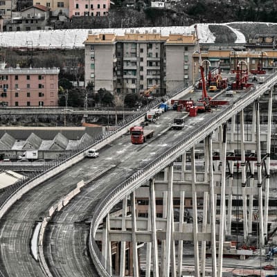 Italian Genovassa alkoi perjantaina jättimäinen operaatio osin romahtaneen Morandin moottoritiesillan purkamiseksi.