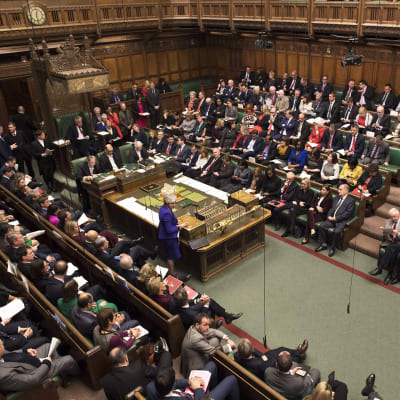 Pääministeri Theresa May puhuu Britannian parlamentin alahuoneessa 31. tammikuuta 2019.