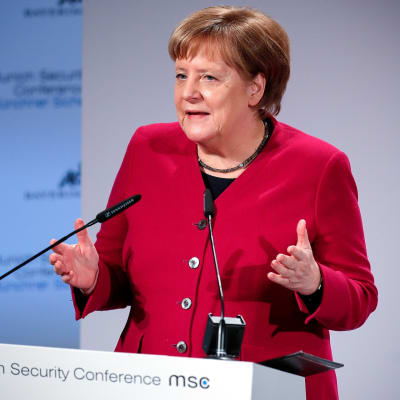 Saksan liittokansleri Angela Merkel sai raikuvat suosionosoitukset Münchenin turvallisuuskokouksessa.