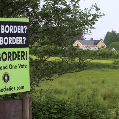 Kyltti vastusti rajaa Irlannin ja Pohjois-Irlannin välillä viime kesänä.