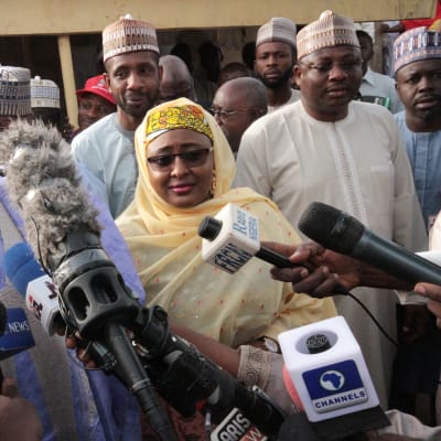 Muhammadu Buhari puhui medialle äänestyspaikalla Katsinassa, Nigeriassa 23. helmikuuta.