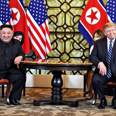 Yhdysvaltain presidentti Donald Trump ja Pohjois-Korean johtaja Kim Jong-un hymyilevät yhteiskuvassa 28. helmikuuta.