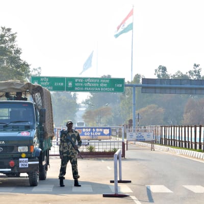 En soldat vaktar gränsen mellan Indien och Pakistan. 