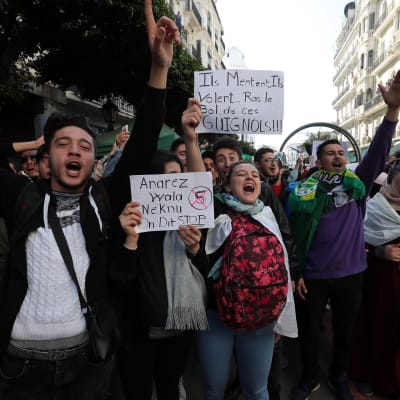 Opiskelijat osoittivat mieltään Algerian presidenttiä vastaan Algerissa tiistaina.