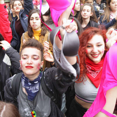 Naisopiskelijat marssivat naistenpäivän aattona Milanossa 7. maaliskuuta.