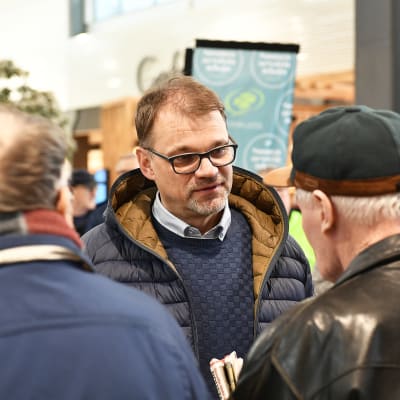 Juha Sipilä keskustelee yleisön kanssa vaalitilaisuudesas.