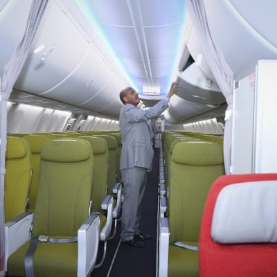 Ethiopian Airlinesin johtaja Tewolde GebreMariam tutki vasta toimitettua Boeing 737-8 MAX -konetta viime kesänä. Kone oli tuolloin juuri toimitettu Ethiopian Airlinesille. Sama kone syöksyi maahan sunnuntaina.