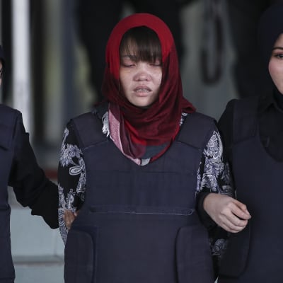 Malesialaispoliisit saattoivat itkuisen Doan Thi Huongin oikeudesta torstaina.
