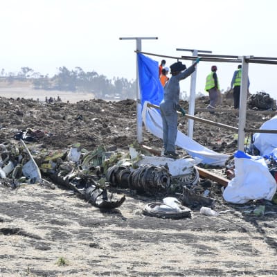 Pelastustyöntekijöitä tutkimassa tuhoutuneen Ethiopian Airlinesin koneen jäännöksiä.