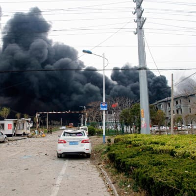 Savu nousi räjähtäneen tehtaan raunioista Kiinan Yangchengissä torstaina. 