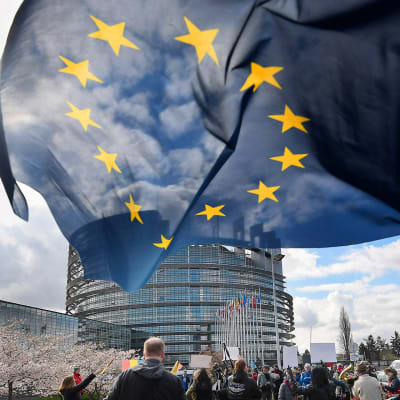 Ihmiset osoittavat mieltään tekijänoikeudirektiivin äänestyksen alla euroopan parlamentin edustalla Strasbourgissa 26. maaliskuuta.