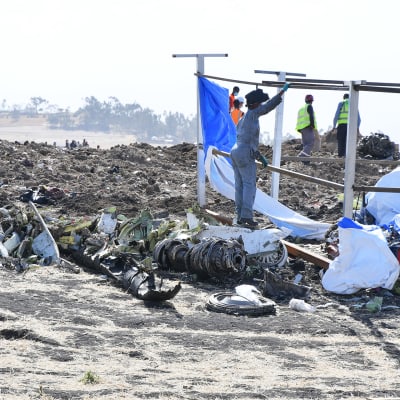 Pelastustyöntekijöitä Ethiopia Airlinesin koneen maahansyöksypaikalla.