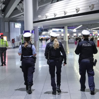 Poliiseja Frankfurtin lentokentällä.