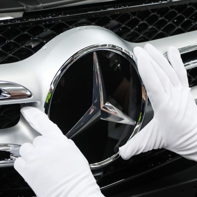 Työntekijä asensi Mercedesin tähtimerkkiä C- ja GLC-mallien tuotantolinjalla Bremenissä tammikuussa 2017.