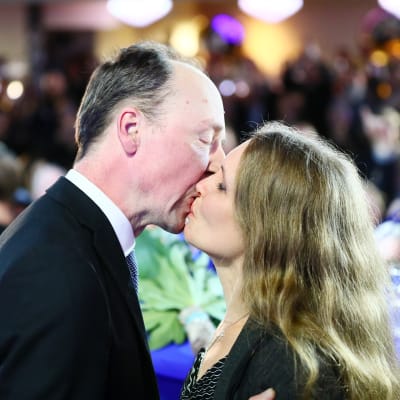 Jussi ja Hilla Halla-aho vaalivalvojaisissa Helsingissä.
