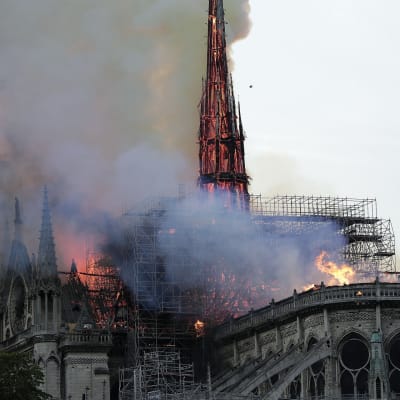 Notre Damen katedraali tulessa.