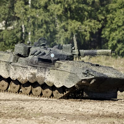 Rynnäkköpanssarivaunu BMP-2M  Parolassa. 