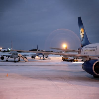 Charter-koneita talvisella Rovaniemen lentoasemalla.