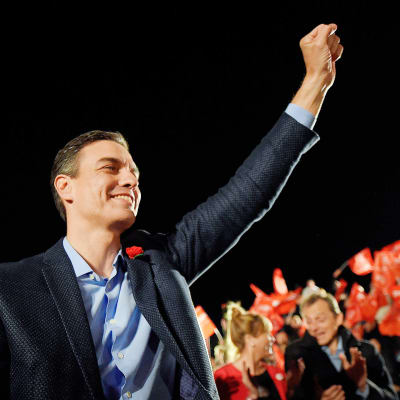 Sosialistipuolueen johtaja Pedro Sánchez juhlii vaalivoittoa Madridissa.