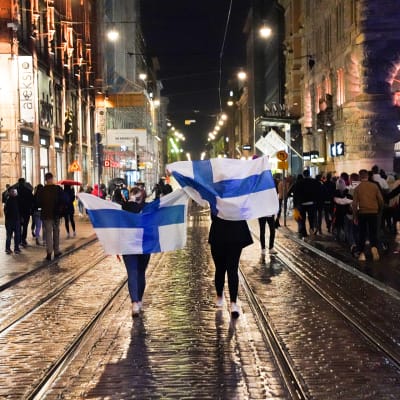 Suomalaiset valuvat Aleksanterinkatua pitkin kohti toria juhlimaan Suomen mestaruutta.
